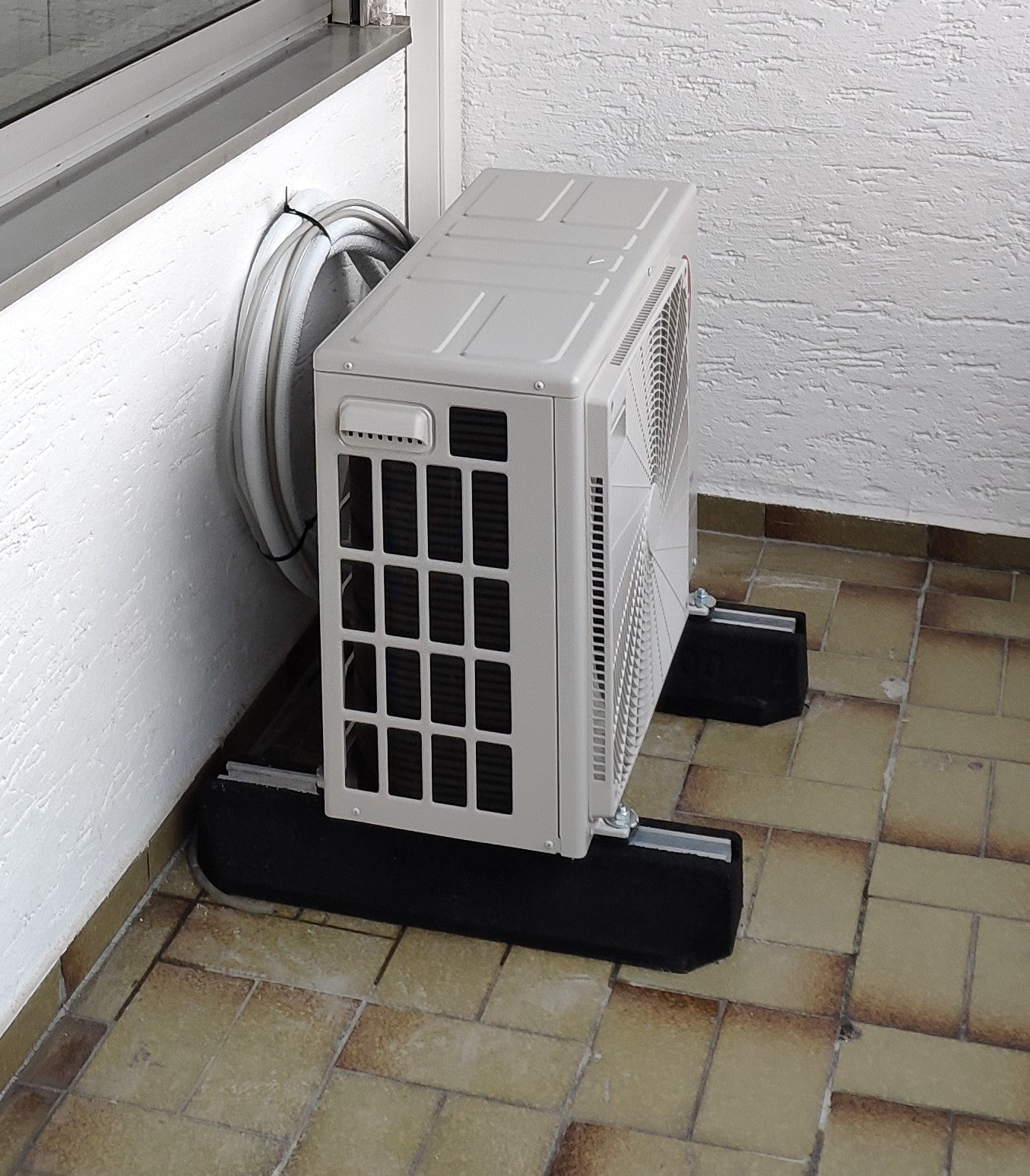 Dämpfungssockel - Bodenkonsolen Set 2x 400x135x100mm + 2x Schraubensatz für Klimaanlage | Big Foot