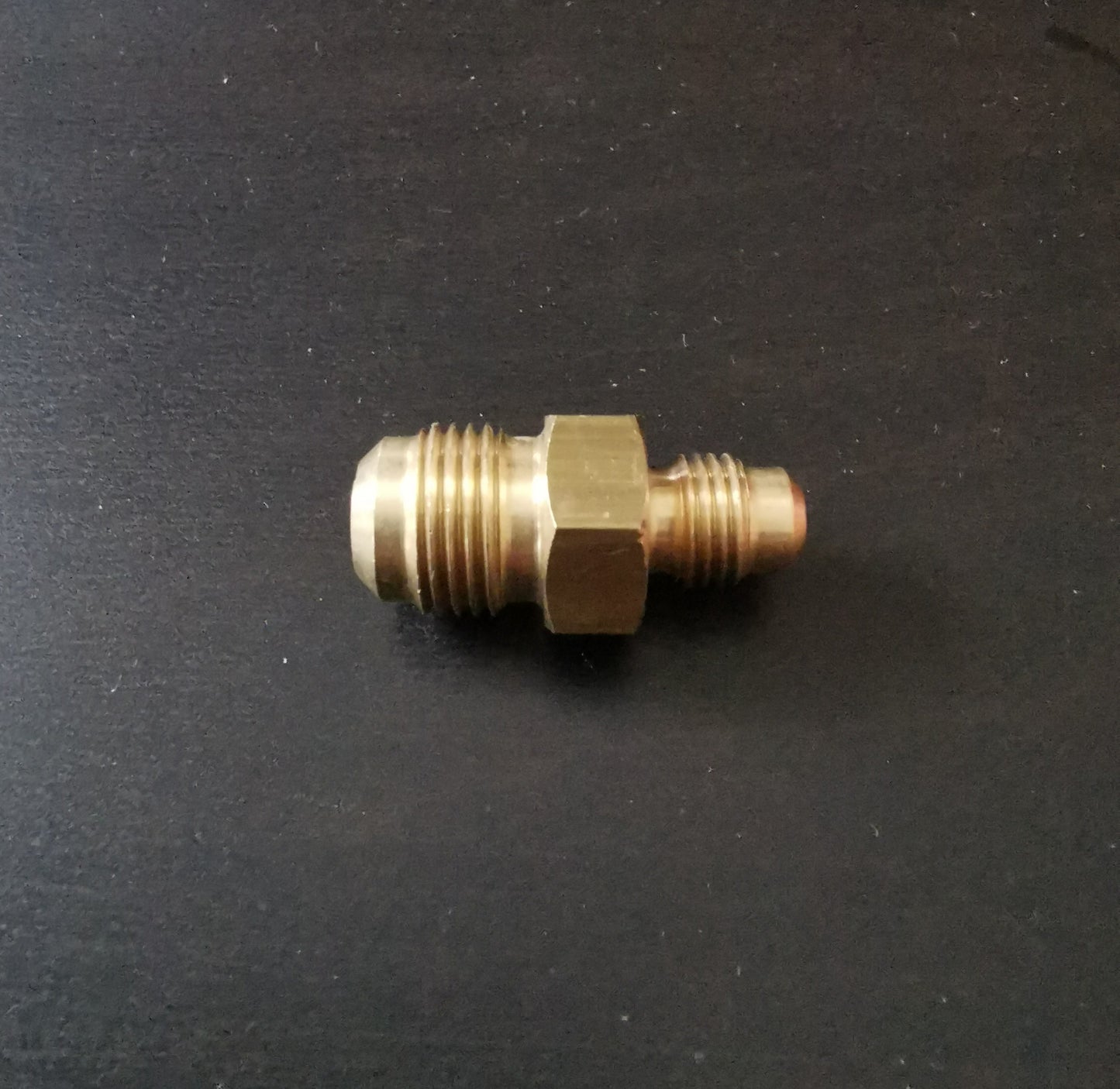 Verbindungsnippel 3/8" x 1/4" Reduziernippel für gebördelte Kältemittelleitungen